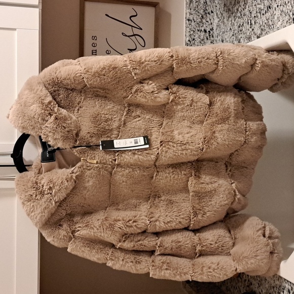 BCBGMAXAZRIA NWTs Women's Quilted Faux Fur Hooded Jacket Coat - Picture 4 of 7